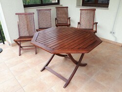 Stílusos masszív, fa kerti bútor set. 113 átmérőjű, 2 apróbb szék hibával, ezért nyomott áron.