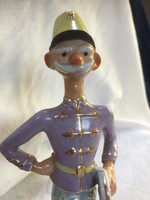 Huszár, jelzett, kézzel festett Drasche porcelán szobor ritka színösszeállításban (34)