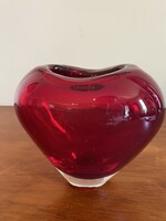Szív alakú piros üveg váza