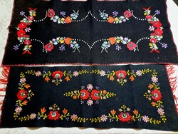 2 tablecloths embroidered with a Kalocsa pattern on old felt material, runner 75 x 27 and 84 x 38 cm