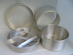 An aluminum structure, a baking dish