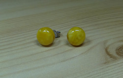 Very old butter amber earrings. It was only used on occasions. It is cleaned and plugged in.