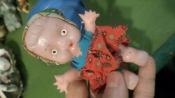 11 cm-es , nagyon retro , műanyag baba , jó állapotban .