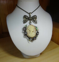 A wonderful cameo pendant carved with a beautiful profile.