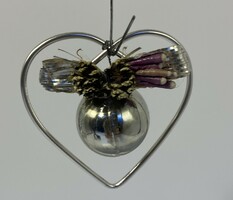 Régi gablonzi karácsonyfadísz, ezüst üveggömb szív alakú fém keretben masnival