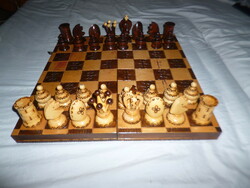 Díszes faragott fa sakk készlet