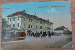 Komárom Huszár - laktanya képeslap" KOMÁROM PU.", "KÖZTÁRSASÁG " felülnyomattal 1919.febr.31