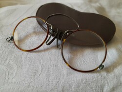 Antique glasses in original condition, cvikker leather case