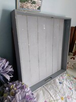 Nagy méretű (50 × 50 cm) kopottas és foltos, füles, peremes fa tálca