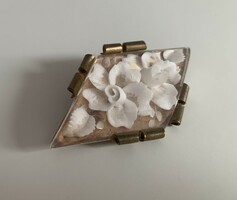 Különleges antik rózsás hátulról faragott akril bross lucite inverse carved