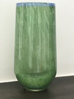 Karcagi fátyolüveg váza zöld színben, kék szegéllyel, 16,5 cm