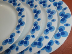 Plain plates with Piri decor