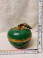 Zöld fémből készült alma
