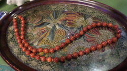 Necklace of 52 cm, approx. 7 mm coral pearls.
