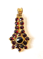 Garnet pendant with a drop-shaped motif