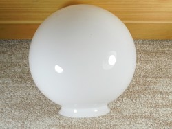 Retro lámpa fehér üveg búra peremes nyílással kb. 1970-es évekből