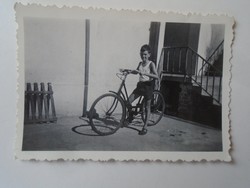 ZA451.127   Pécs - fiú biciklivel -   régi fotó  1957