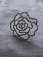 Szép állapotú rózsa alakú  bross kitűző csiszolt fehér kövekkel ékítve biztonságos kapcsolóval