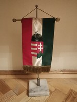 Asztali magyar zászló talppal | 40,5 cm