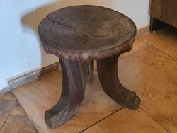 Kb. 200 éves, 1 darabból faragott, keményfa sámli ( szék, hokedli )