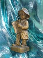 Fából faragott fiúcska, olvasó figura, fa szobor