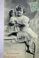 Régi francia fotó képeslap kisleány antik porcelán játék baba