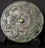 DT/257 – Kínai sárkányos bronz tükör, fa tartóval