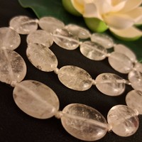 Rock crystal pearl string is the beauty of nature.