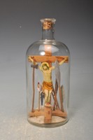 Türelemüveg, Krisztus a kereszten, 1953. XII hó évszámmal, készítőjének szignójával.