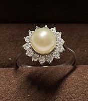 White gold ring with zirconia stones and pearls .585