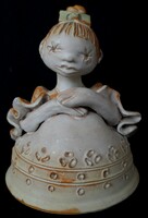 Dt/260 - éva orsolya kovács ceramicist - seated girl with a bow