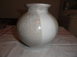 Fehér, mintás kerámia váza