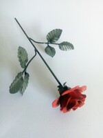 Kovácsolt vas vörös rózsa