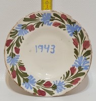 "1943" jelzett, színes virágmintás, hódmezővásárhelyi népi kerámia kis falitányér (2665)