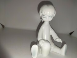 Ritka gyűjtői hollóházi káldor Aurél  homokozó kislány porcelán figura.