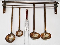 Antik sárgarész konyhai eszköz fali tartó / akasztó eszközökkel