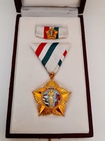 Április 4 szocialista érdemrend, kitüntetés, dobozában