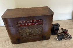Aviola - old American, working tube radio (with 110/220 v voltage converter)
