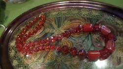 48 cm-es , piros , fazettált kristály és kézműves üveg gyöngyökből álló nyaklánc .