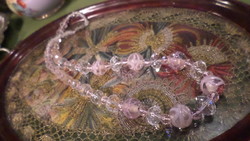 46 cm-es , rózsaszín és áttetsző kristály és rózsaszínes , muránói üveg gyöngyökből álló nyaklánc .