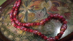 46 cm-es , lüszteres fényű muránói üveg és kristály gyöngyökből álló nyaklánc .