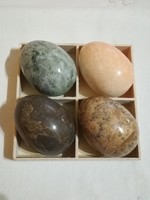 Ásvány tojás.5.3-5.5 cm x 3.8-4 cm.