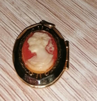 New! Gold-plated cameo opening pendant