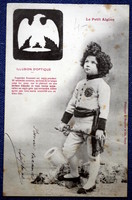 Antik  humoros fotó képeslap - kicsi katona