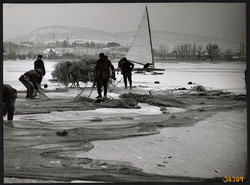 Nagyobb méret, Szendrő István fotóművészeti alkotása, téli halászat a Balatonon, 1930-as évek. Erede