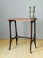 Table with curved thonet legs