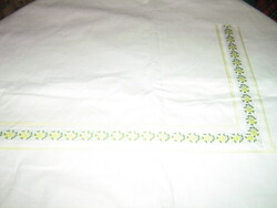 Beautiful antique snow-white, yellow, rose-stitched decoration, high-quality sheet