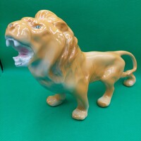 Retro lion porcelain figure