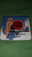 Retro PIN -UP girl - USA légierő LUCKY STRIKE fém lemez dísz cigarettás doboz a képek szerint