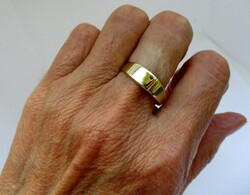 Elegant 14kt art deco gold ring with a small diamond stone sale!